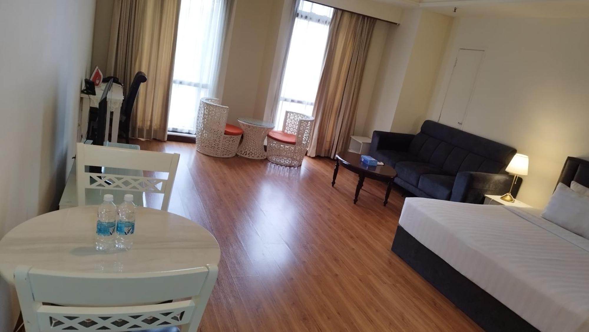 Golden Service At Times Square Kl Apartment *