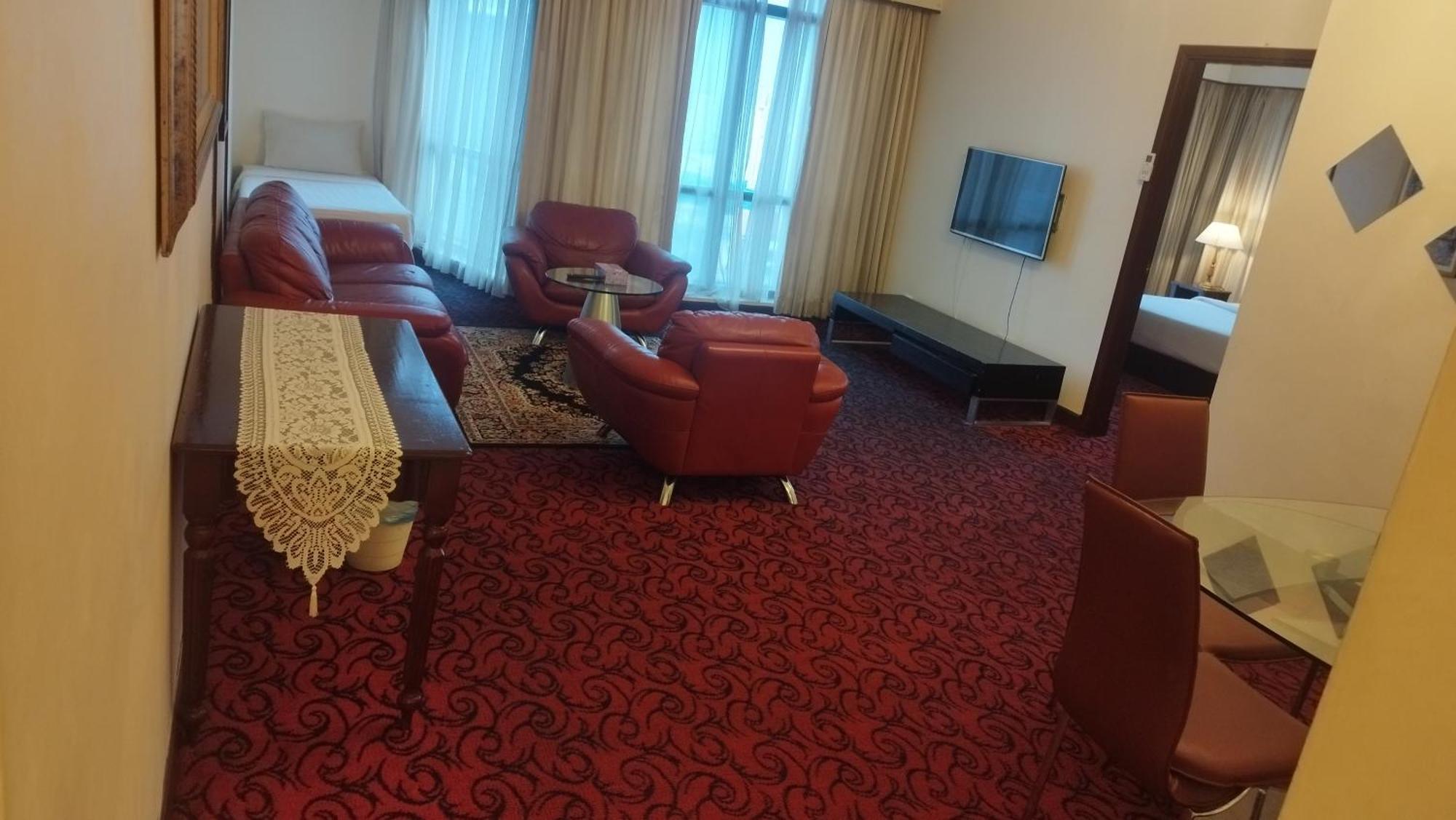Golden Service At Times Square Kl Apartment *